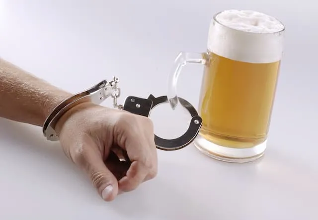 лікар-нарколог консультує пацієнта з пивною залежністю в Одесі