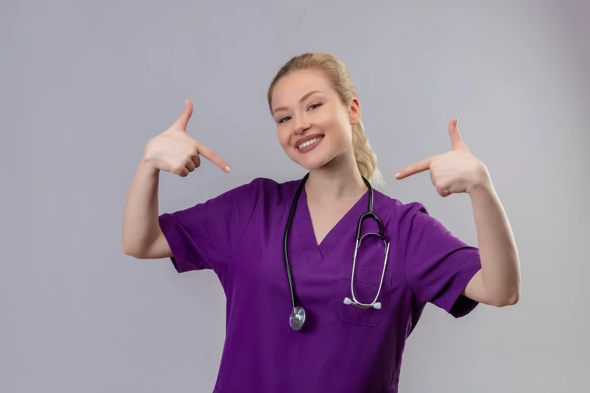 Капельница для детоксикации: врач готовит инфузию