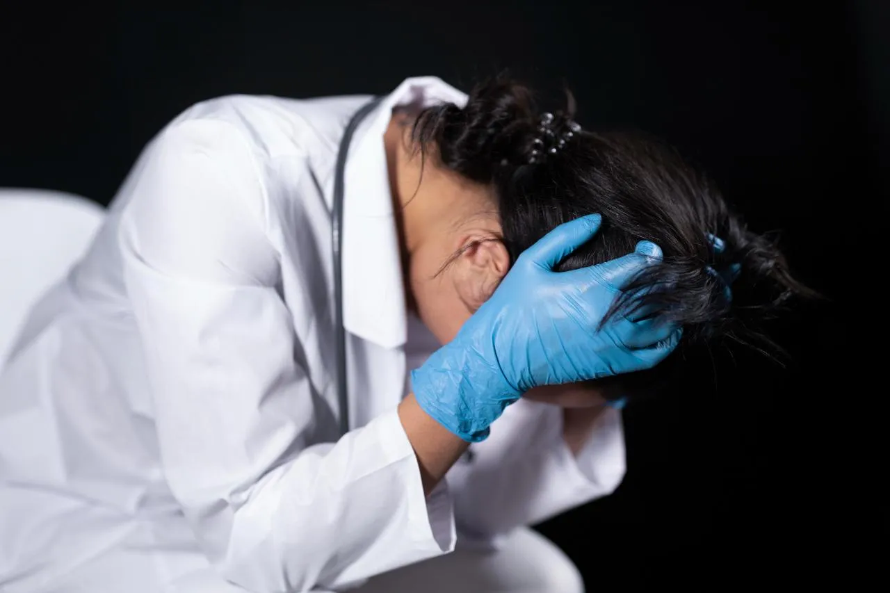 Врач психотерапевт проводит индивидуальную консультацию с женщиной в клинике Dovira